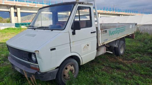 usato IVECO Daily 35.8 cassone fisso