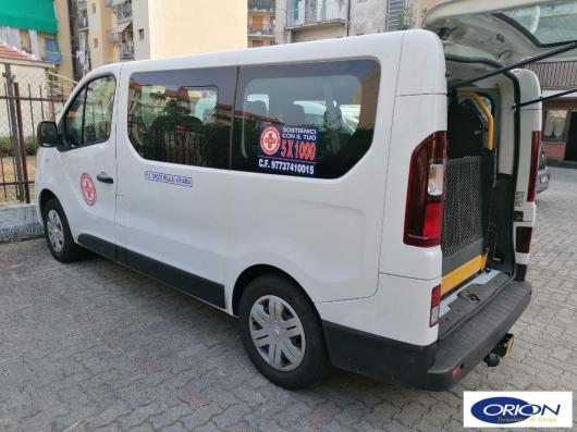 usato RENAULT TRAFIC 9 POSTI CON SOLLEVATORE